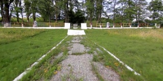 小巷的入口隐藏在一片高大的树林中间的一个军事公墓里