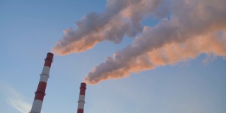 工厂的大烟囱排放出的烟雾对天空造成了环境污染