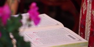 在宗教仪式上，牧师把圣经放在桌子上。婚礼是一男一女自由地结成婚姻的圣礼
