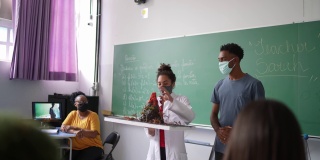 学生在教室里用口罩做关于火山的演讲
