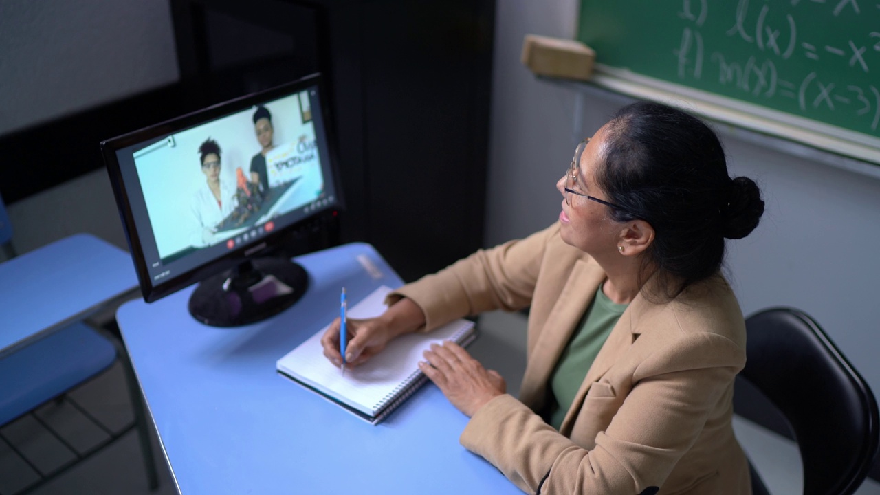 老师看着学生做在线演示