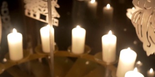 降临节白色蜡烛围绕着胶合板做成的天使或圣诞树装饰