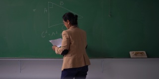 高级教师在教室里用笔记本电脑上在线课程