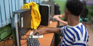 学生在图书馆使用电脑