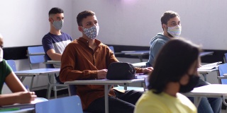 在学校上课的学生——戴着口罩