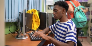 学生在图书馆使用电脑