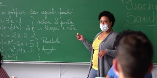 老师在学校上课时与学生交谈——使用口罩