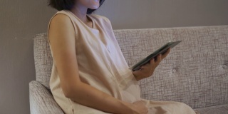 亚洲孕妇使用平板电脑