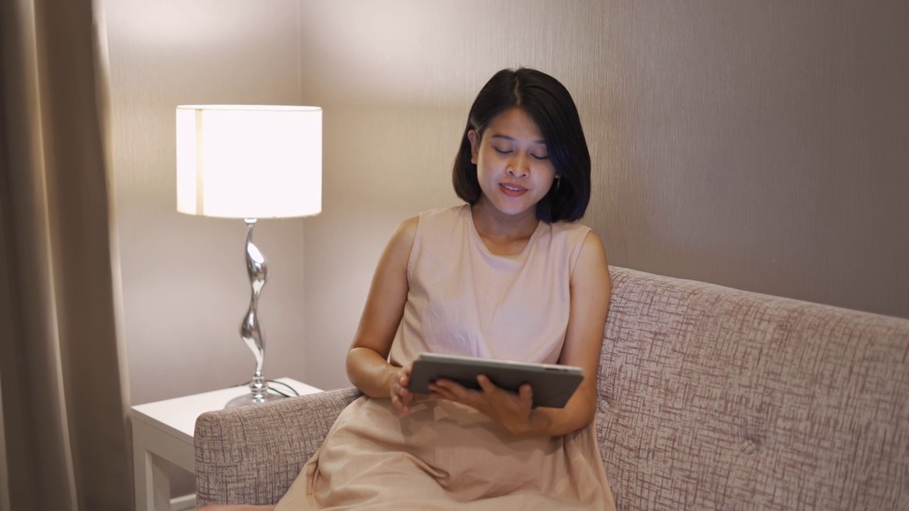 亚洲孕妇使用平板电脑