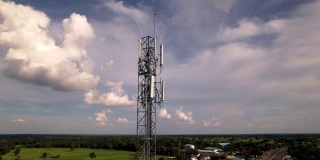无人机鸟瞰图，农村社区的通讯塔。