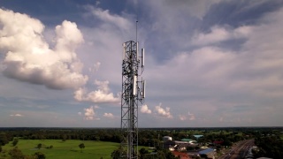无人机鸟瞰图，农村社区的通讯塔。视频素材模板下载