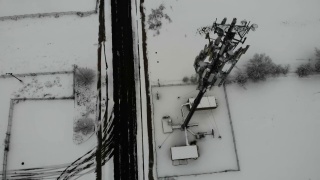 5G手机基站和冬天道路的无人机镜头视频素材模板下载