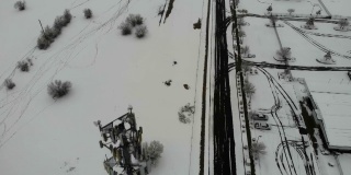 暴风雪后5G手机发射塔和周围建筑的无人机镜头