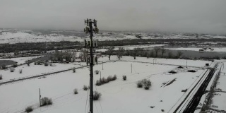 冬季高5G塔的高角度视图