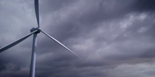 大型云层背景上的生态高科技风力发电机