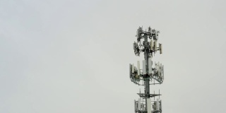 冬季暴风雪后的5G手机发射塔