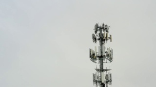 冬季暴风雪后的5G手机发射塔视频素材模板下载
