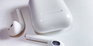蓝牙白色耳机隔离在白色背景横幅格式。小工具和电子设备