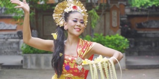年轻的巴厘岛舞者在庙里表演