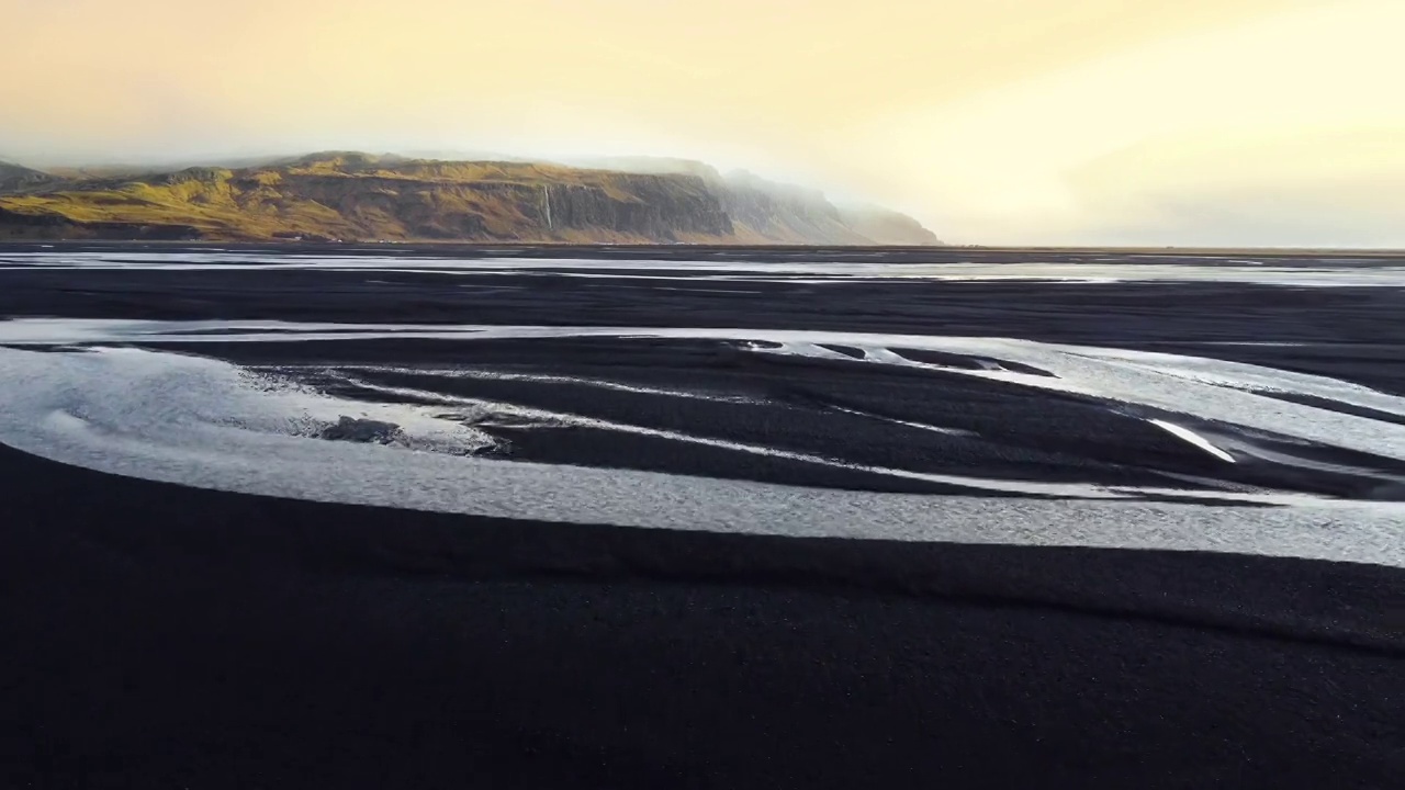 鸟瞰图，冰岛河流流入海洋的图案，不同寻常的美丽景观，冰岛的早春，干净的水和原始的自然