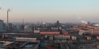 航拍夕阳下钢铁厂的照片