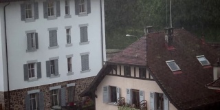 瑞士传统城市外的雨在慢镜头中落下