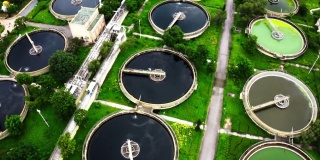 鸟瞰环境保护用水处理厂。