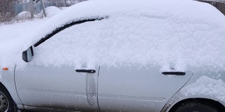 村里一辆车下起了雪