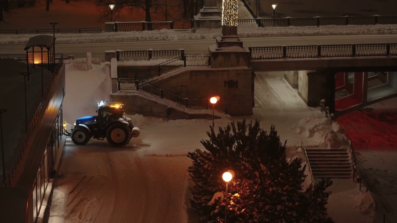 爱沙尼亚，一辆铲雪车正在清理厚厚的积雪
