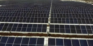 无人机拍摄的一个太阳能电池板农场在冬天没有阳光照耀的农村地区