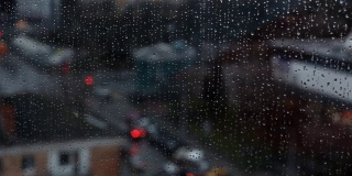 雨后玻璃窗上自然的水珠。
