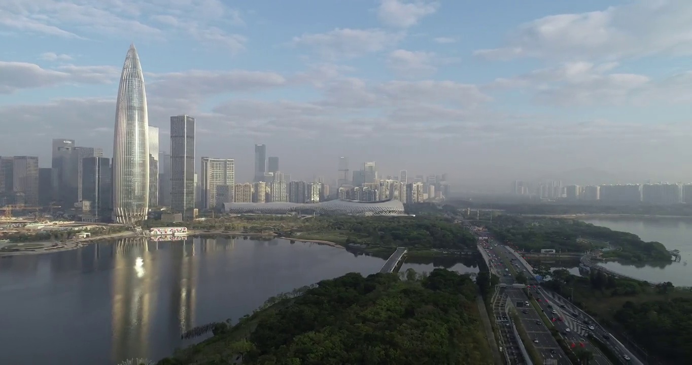中国深圳，候鸟在海上和风景上空飞行的航拍镜头