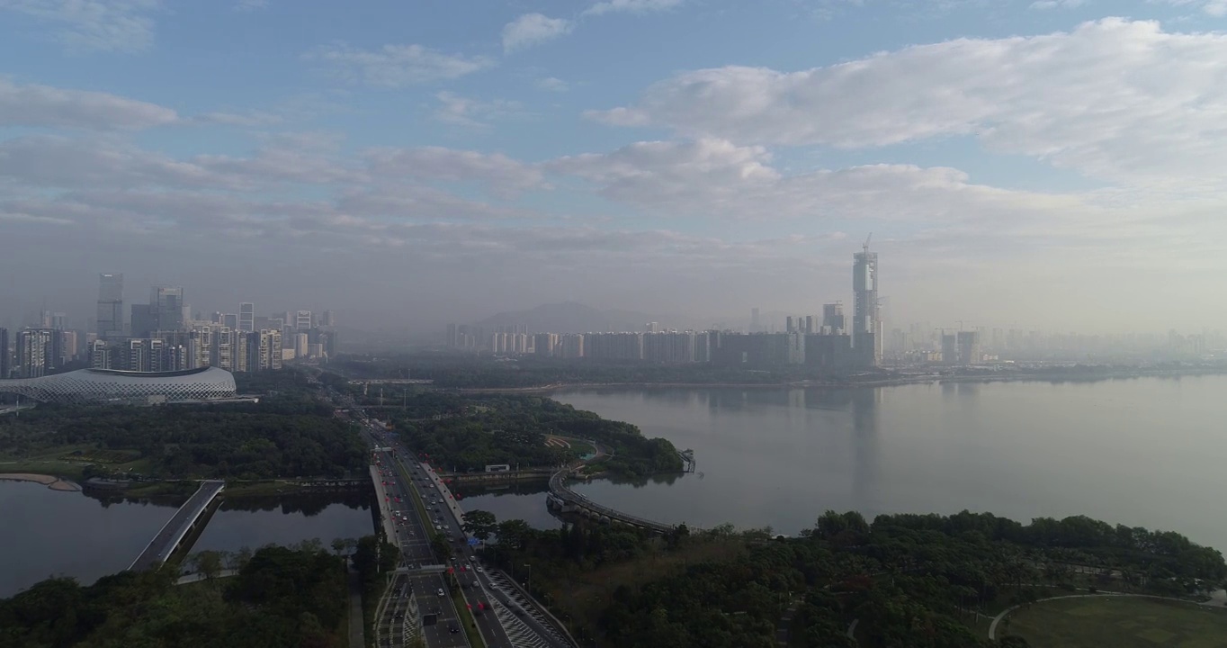 中国深圳，候鸟在海上和风景上空飞行的航拍镜头