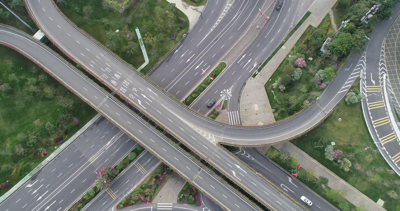 航拍中国深圳的高架桥和行驶的车辆