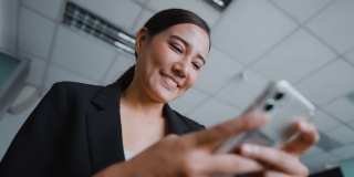 亚洲女商人使用智能手机