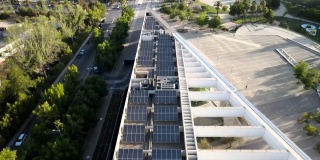 提供可再生能源的建筑物屋顶光伏板的鸟瞰图——无人机拍摄