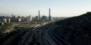 无人机拍摄的智利圣地亚哥市的主要道路，以该市的金融区为背景-鸟瞰图