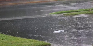 下着瓢泼大雨，伴随着雷雨和雷声，水流湍急