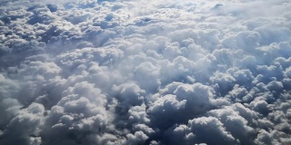 从飞机机翼上飞过云层和白色气流