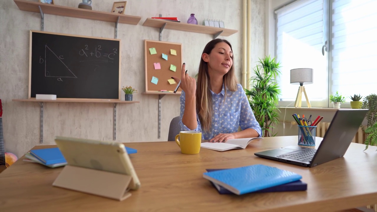 女数学老师在家里用笔记本电脑在线讲课