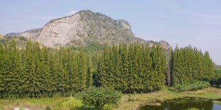 空中俯瞰森林树木和E-Bid山丘陵。泰国碧查布里省的自然景观背景。