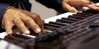 音乐家演奏键盘