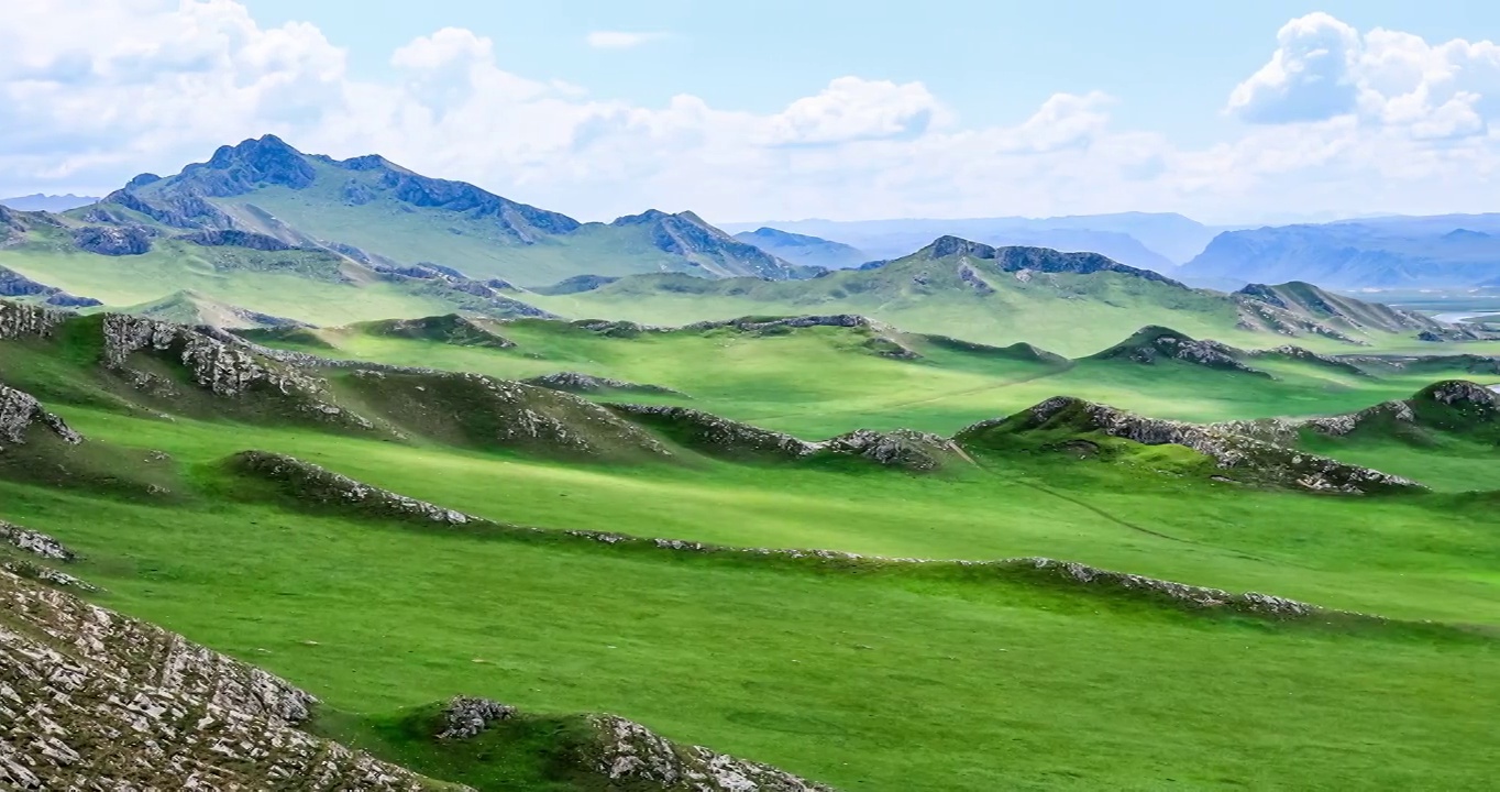 中国新疆美丽的草原自然景观。
