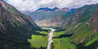 空中拍摄的新疆山区和草地景观