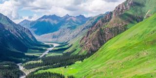 空中拍摄的新疆山脉和绿色草地景观