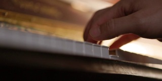 一个男人练习钢琴的手的特写