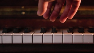近距离的手弹钢琴视频素材模板下载