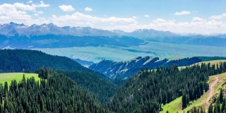 航拍新疆的绿色草原和山脉