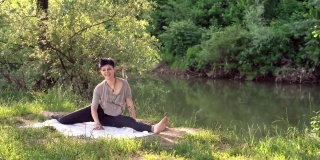 漂亮女人在河边做瑜伽