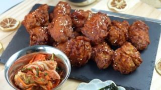 韩式炸鸡配辣酱传统的韩式食物，炸鸡配米饭和泡菜放在木桌上。视频素材模板下载